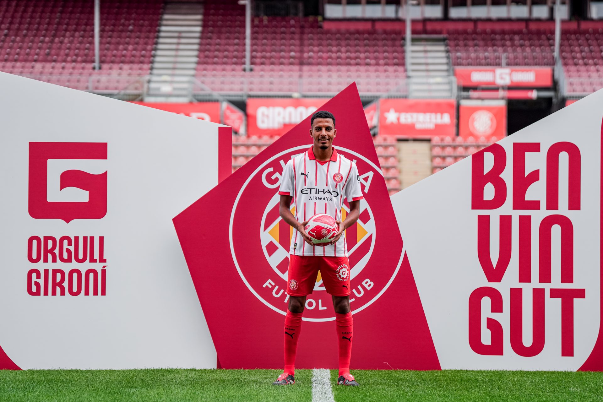 2025/09/AZZEDINE-OUNAHI-presentado-como-nuevo-futbolista-del-Girona-PORTADA.jpeg