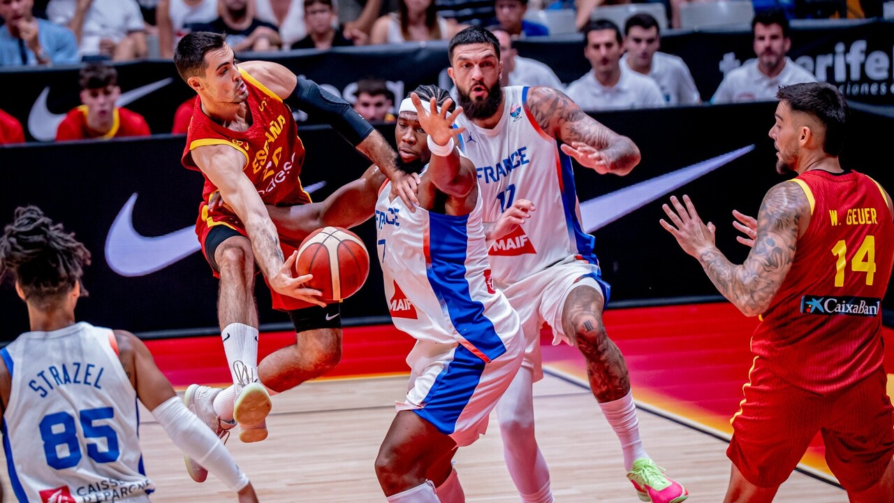 2025/08/Abalde-le-da-un-pase-a-Willy-Hernangomez.jpg