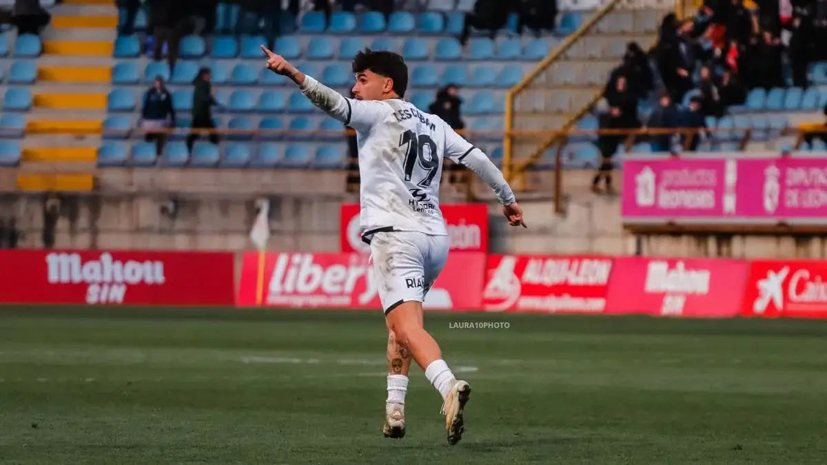 2025/06/Anton-Escobar-Fichaje-Racing-Ferrol-2.webp