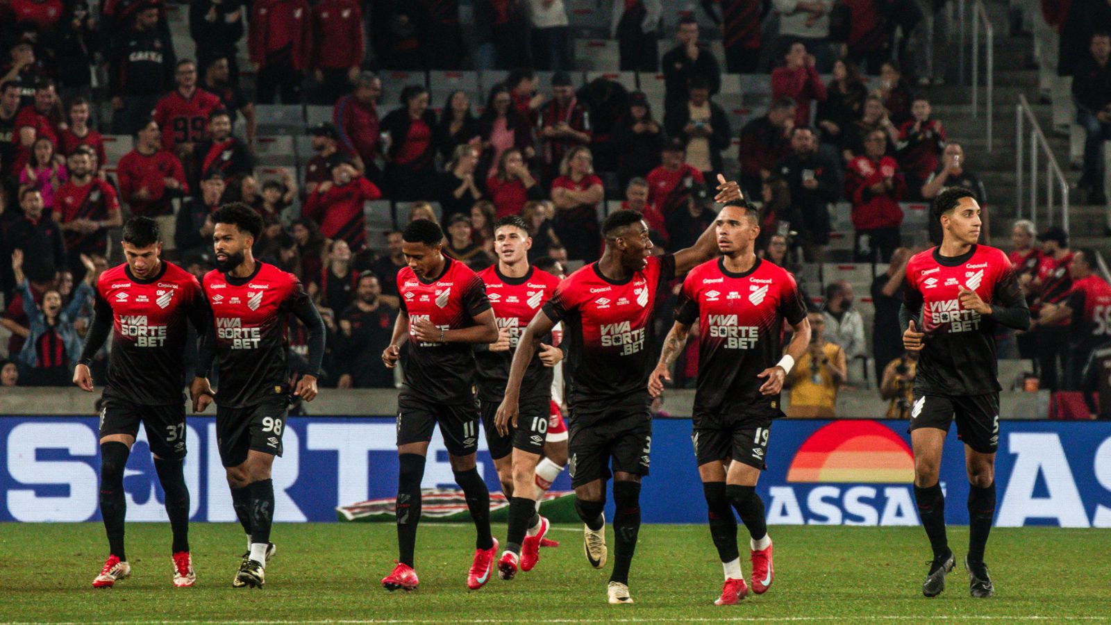2026/01/Athletico-Paranaense-vence-a-CRB-y-duerme-lider-de-la-Serie-B-Jonathan-Hessel-FPF.jpg