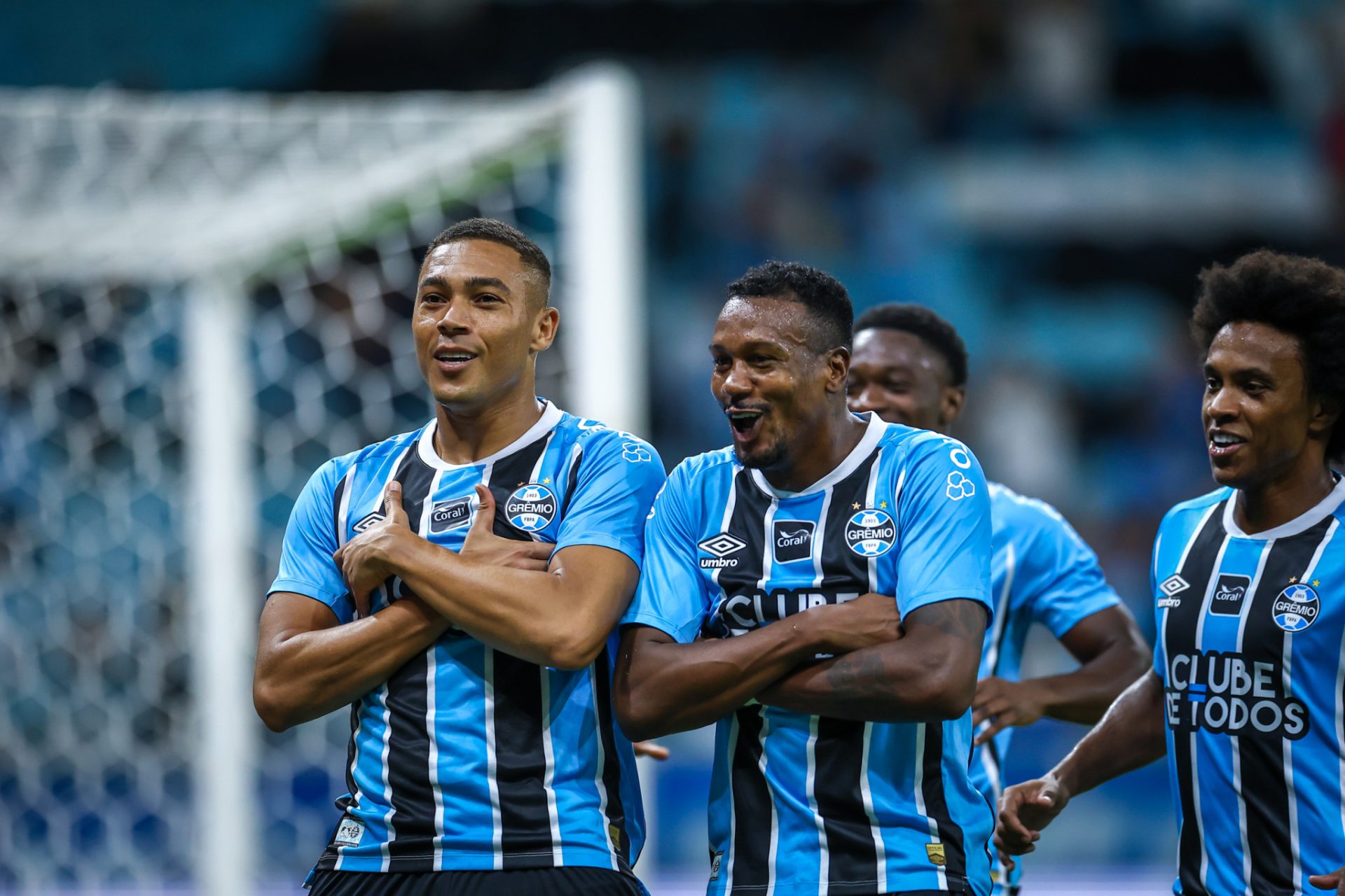 2026/02/Carlos-Vinicius-celebra-un-gol-ante-Novo-Hamburgo-en-el-Estadual.jpg