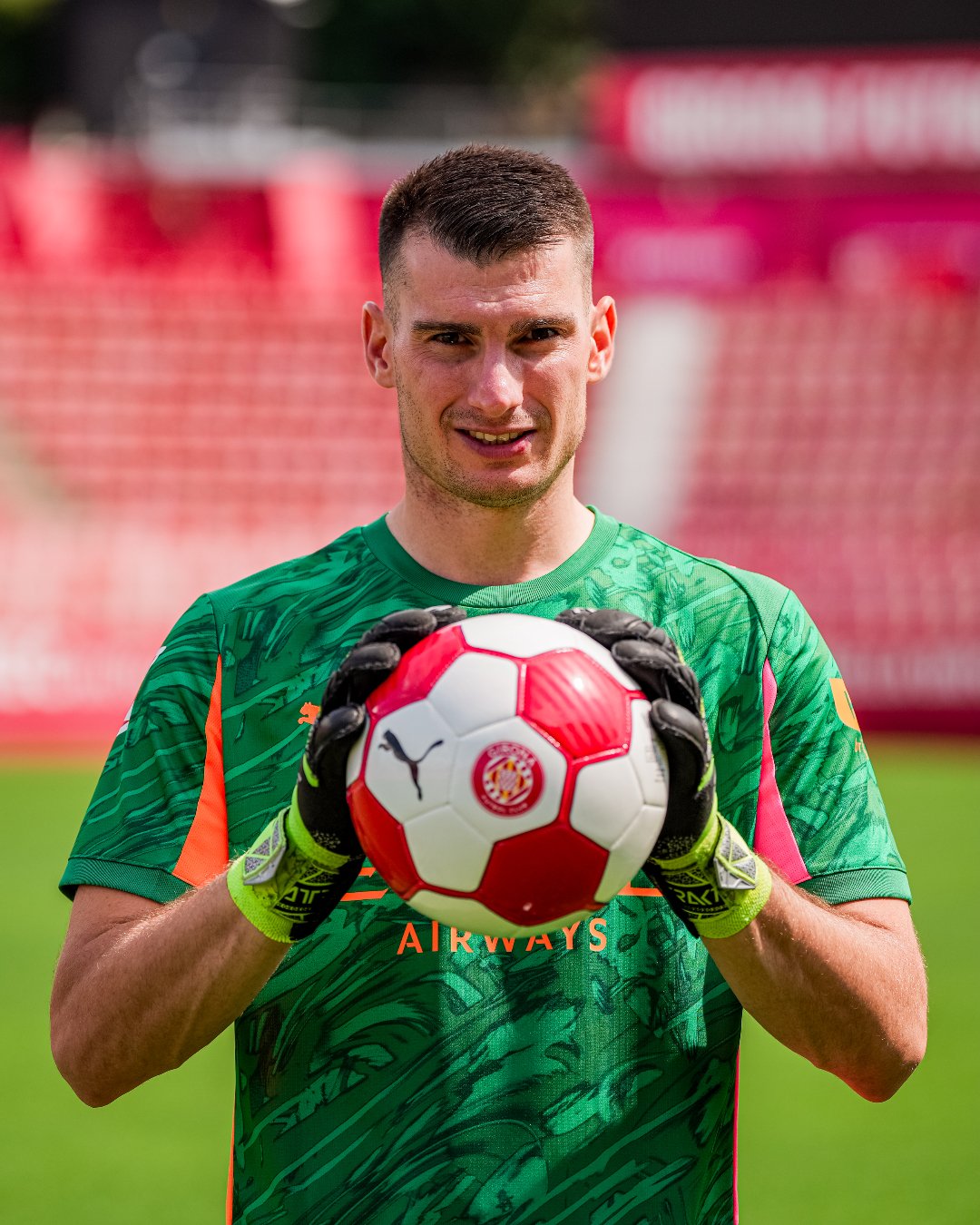 2025/09/DOMINIK-LIVAKOVIC-nuevo-jugador-del-Girona-FC.jpeg