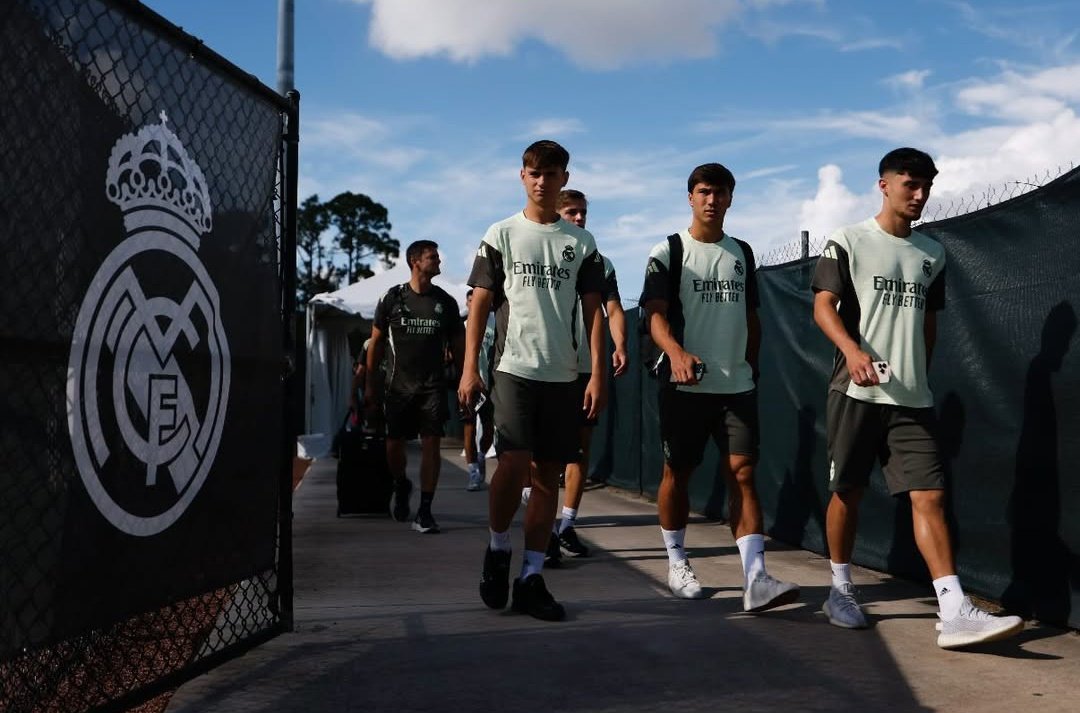 2025/06/Diego-Aguado-Gonzalo-Garcia-y-Jesus-Fortea-entrando-a-un-entrenamiento-del-Real-Madrid.jpeg