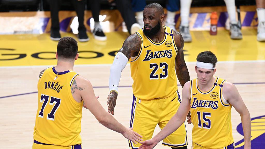 2025/10/Doncic-LeBron-y-Reaves-en-un-partido-de-Los-Angeles-Lakers.jpg
