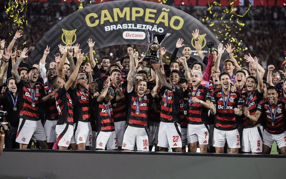 2026/01/Flamengo-levanta-el-trofeo-de-campeon-de-la-Serie-A-Brasileirao-Betano-Andre-Mourao-Lance.webp