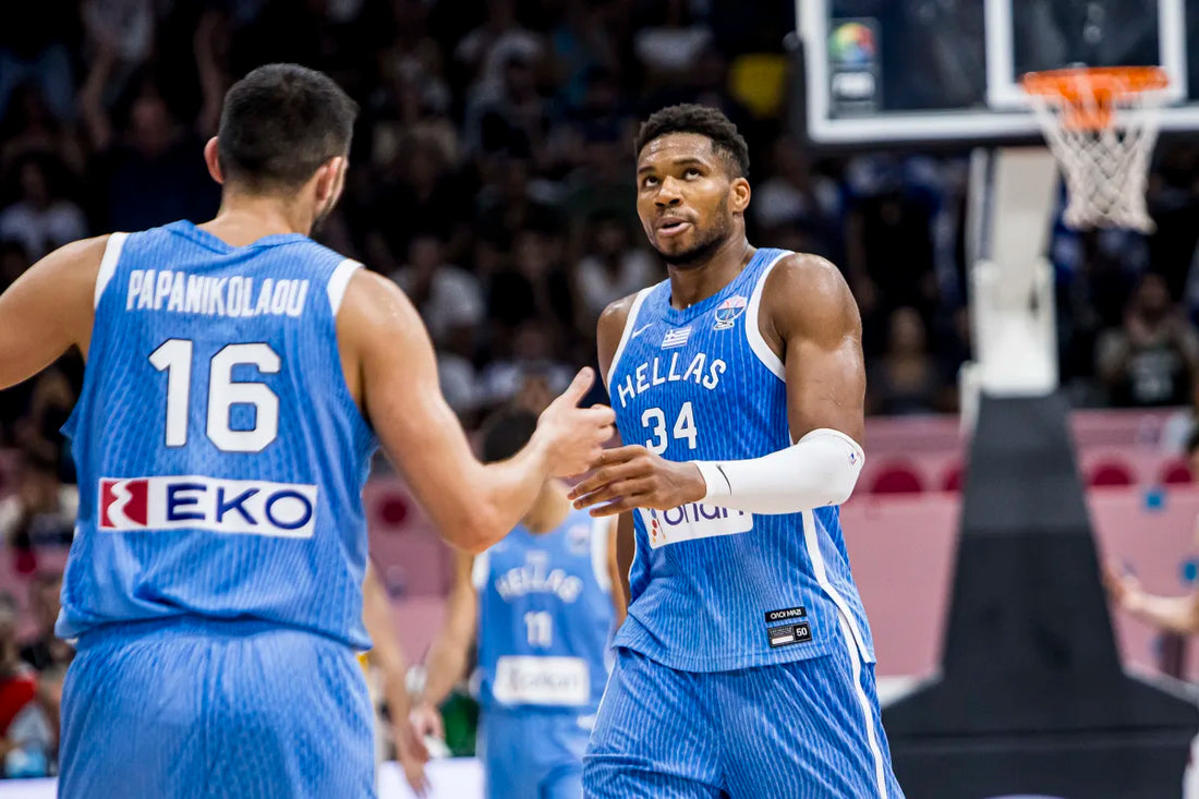2025/09/Giannis-celebra-con-Papanikolau-una-accion.webp