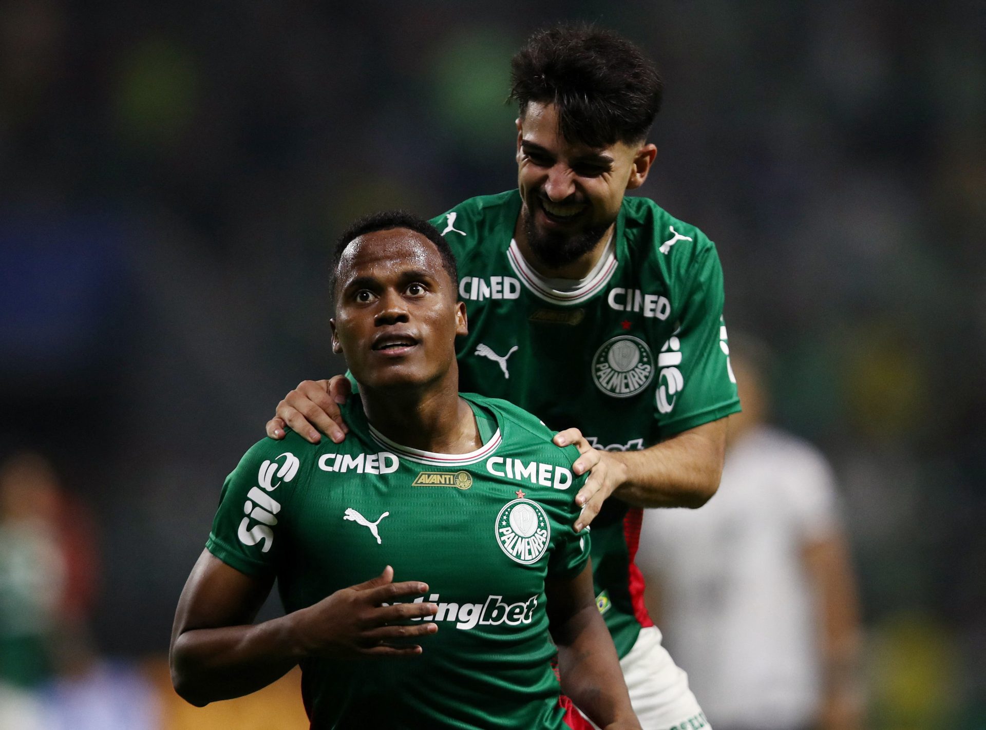 2026/04/Jhon-Arias-y-el-Flaco-Lopez-celebran-un-gol.jpeg