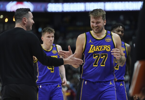 2025/03/Luka-Doncic-choca-con-J.J.-Reddick-tras-un-partido.jpg