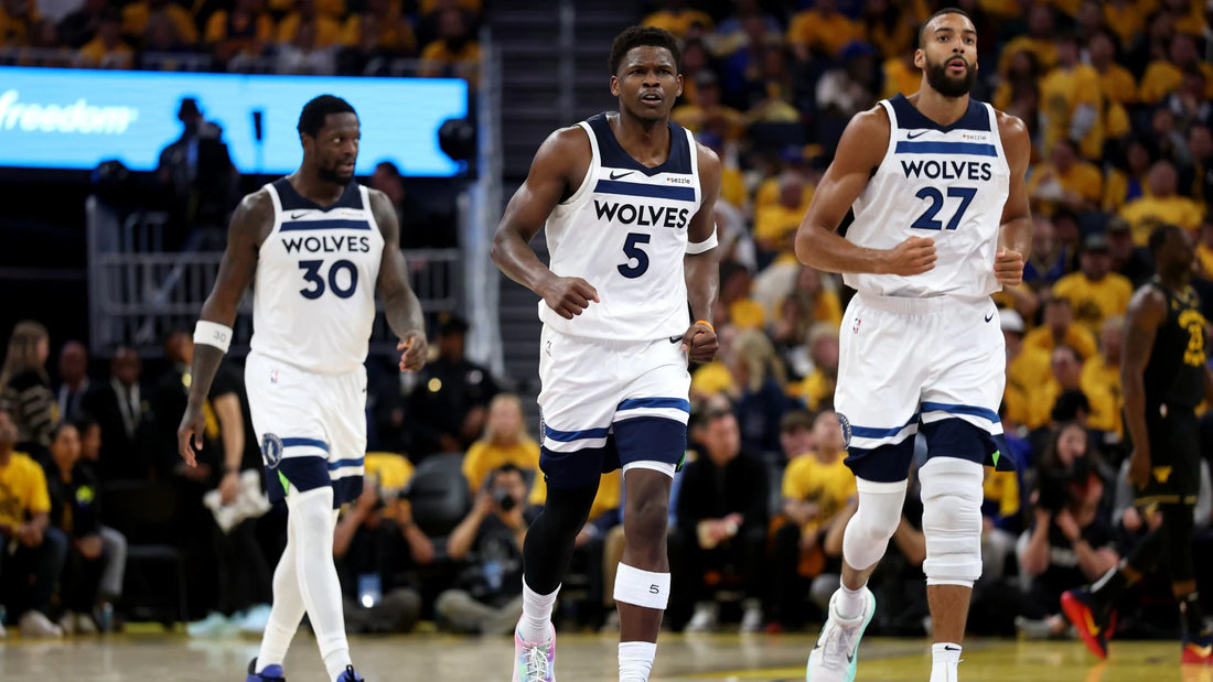 2025/10/Minnesota-Timberwolves-Anthony-Edwards-Rudy-Gobert-y-Julius-Randle.webp