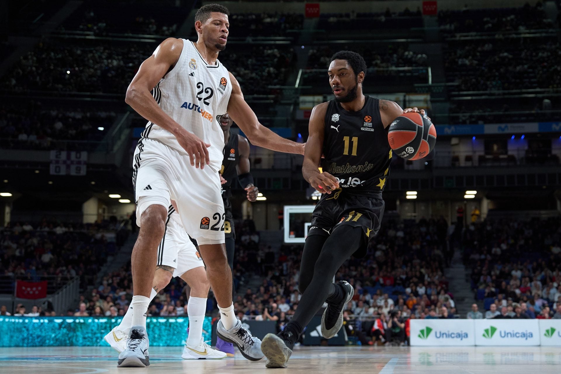 2025/01/Trent-Forrest-ante-Walter-Tavares.-Baskonia.jpeg
