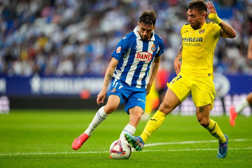 2025/03/el-delantero-del-espanyol-jofre-i-pelea-una-posesion-con-el-defensa-del-villarreal-kiko-durante-el-partido-entre-el-espanyol-y-el-villarreal-efe.jpg