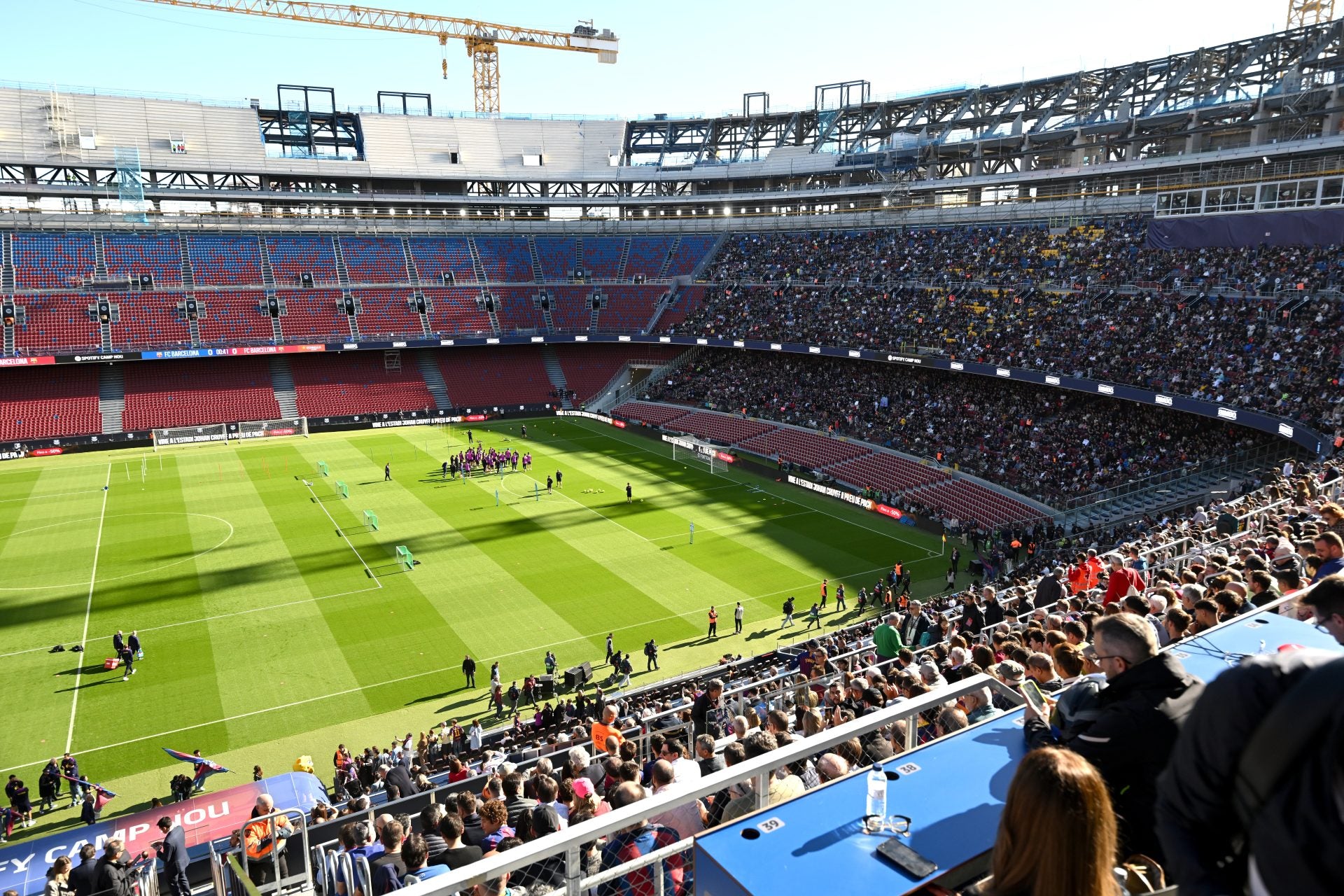 2025/11/fc-barcelona-open-training-session-in-spotify-camp-nou.jpg