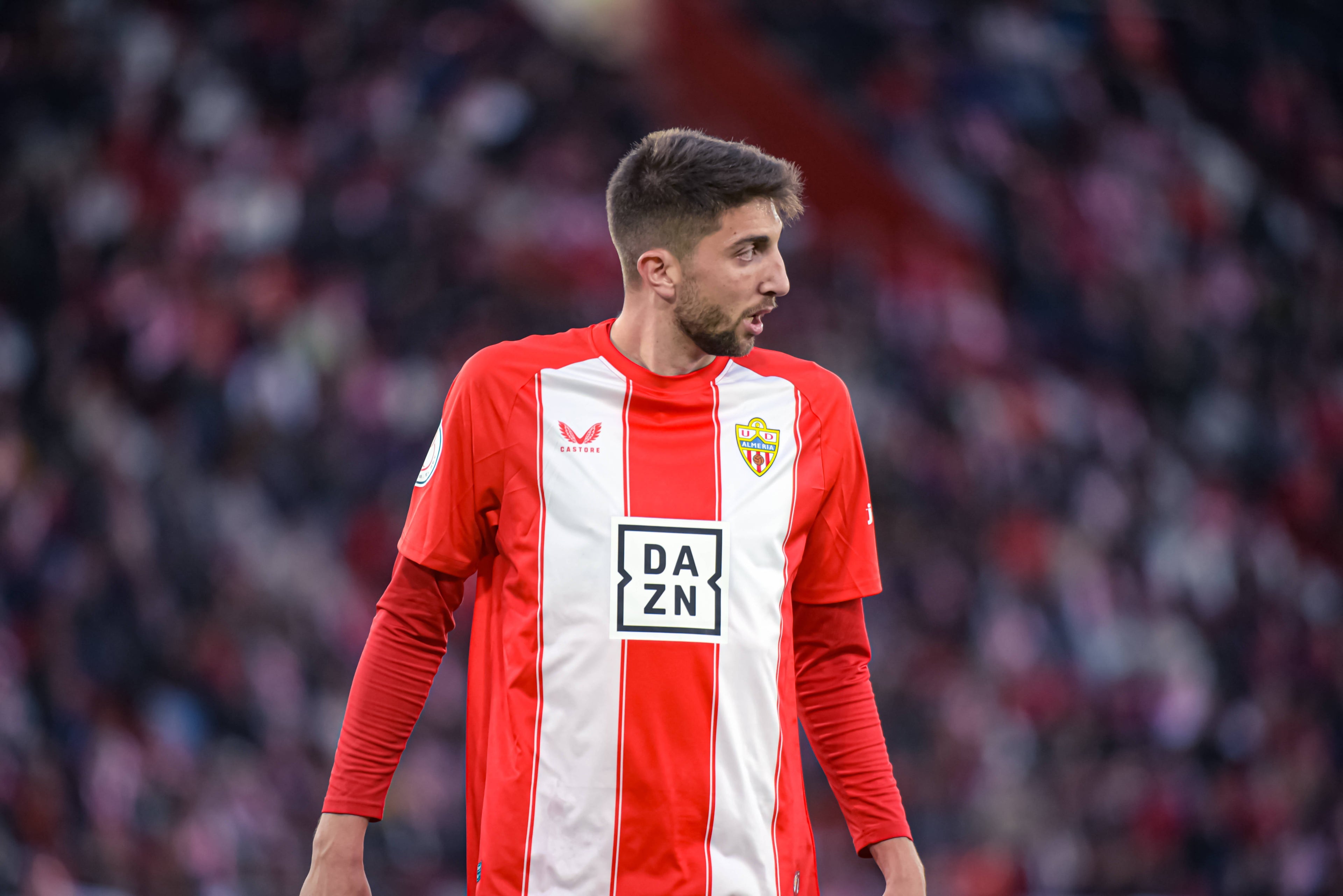 El futuro de Edgar González apunta al norte: Andorra y Sabadell pujan por el central ante su inminente salida del Almería