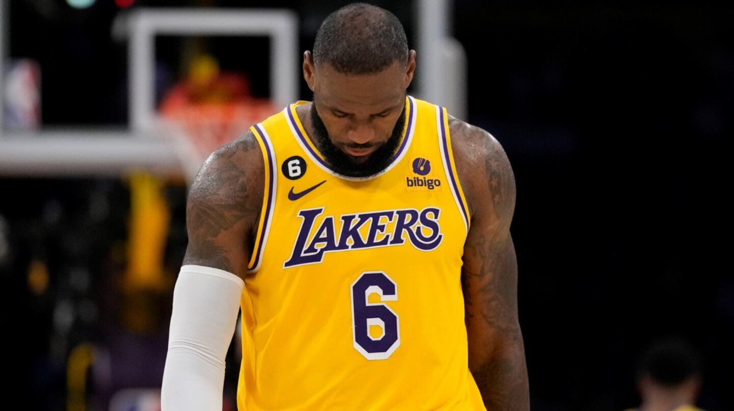 2025/12/lebron-james-y-una-declaracion-que-conmociona-a-la-nba-tras-la-implacable-caida-de-los-lakers-se-retira-foto-ap-GXQGR6XCOFFB3JK3X6UU4GJDHI.jpg