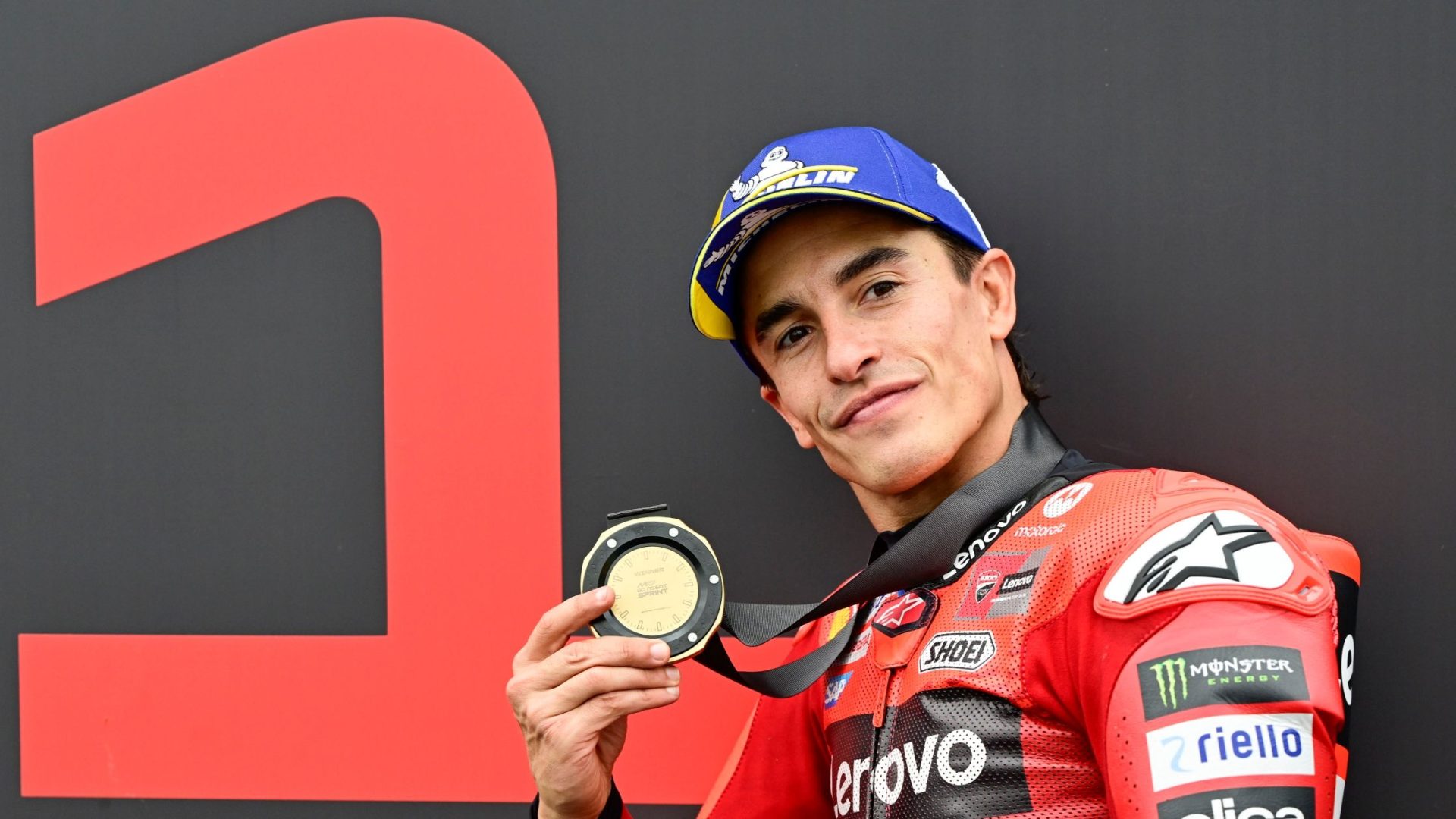 2025/08/marc-marquez-celebra-la-victoria-en-el-sprint-del-gran-premio-de-hungria-de-motogp-2025-en-balaton.jpeg