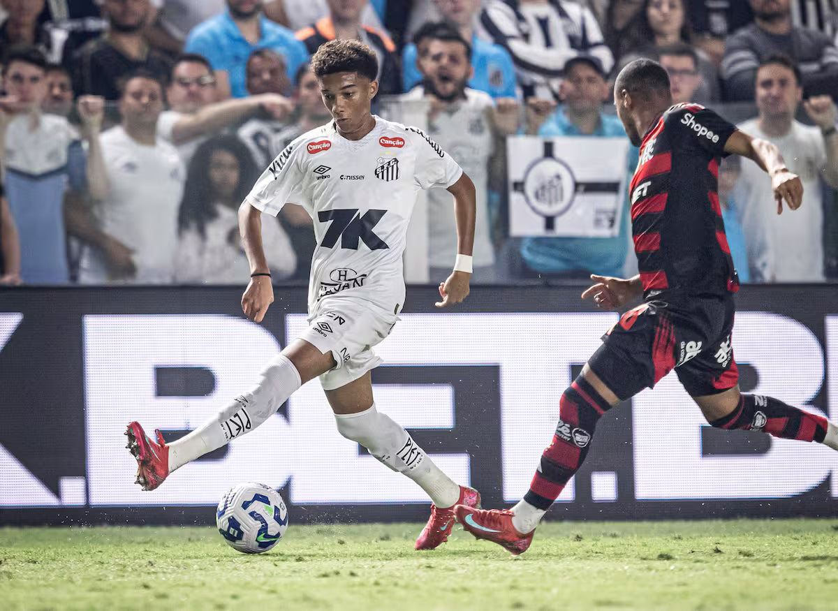 2025/11/robinho-jr-debuto-en-santos-este-miercoles-16-de-Z4DYFOR7IVE6NEGV6D6GD4USKQ.avif