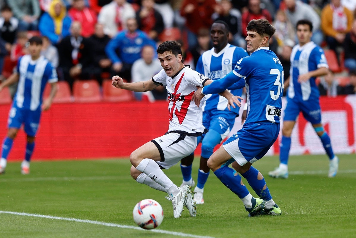 2025/10/sergio-camello-intenta-zafarse-de-adrian-pica-durante-el-rayo-vallecano-vs-deportivo-alaves-de-la-jornada-11-de-laliga-ea-sports-de-primera-division-2024-25-efe-rodrigo-jimenez.jpg