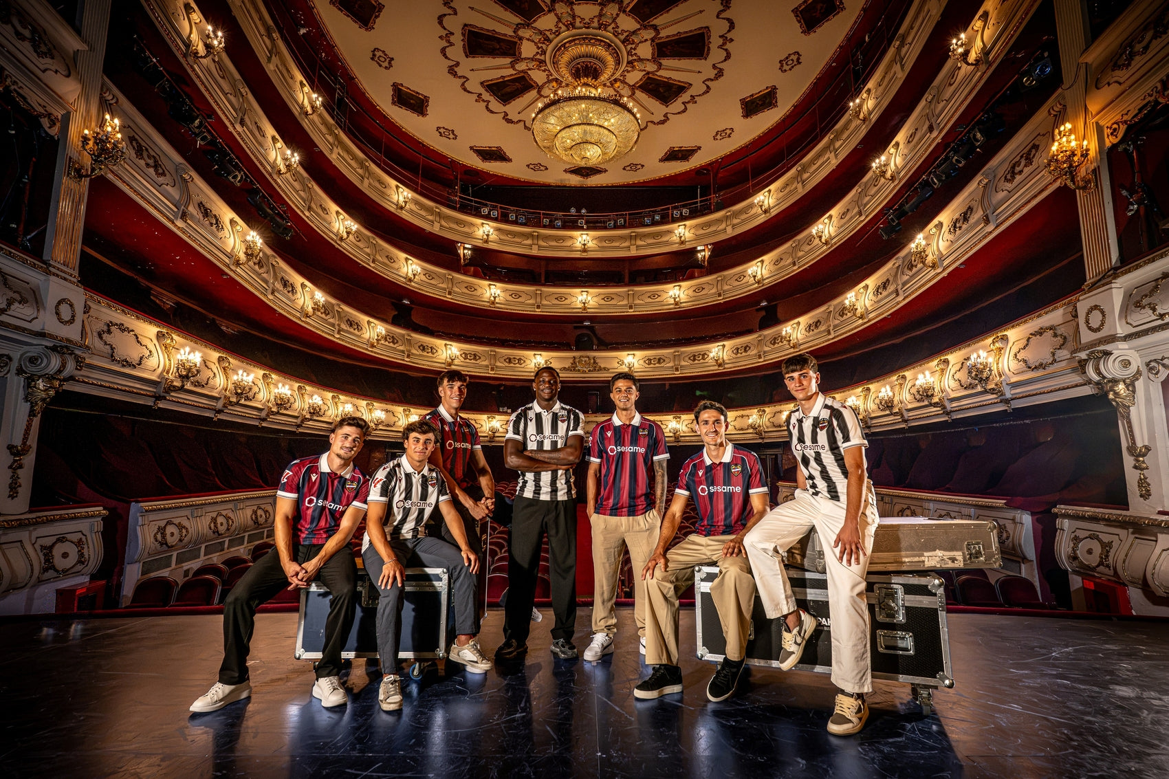El Levante UD presenta sus nuevas equipaciones para la temporada 26/27-image