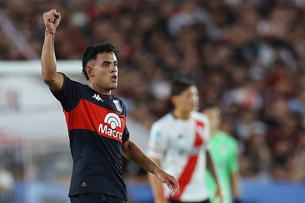 El Sevilla FC avanza por David Romero-image