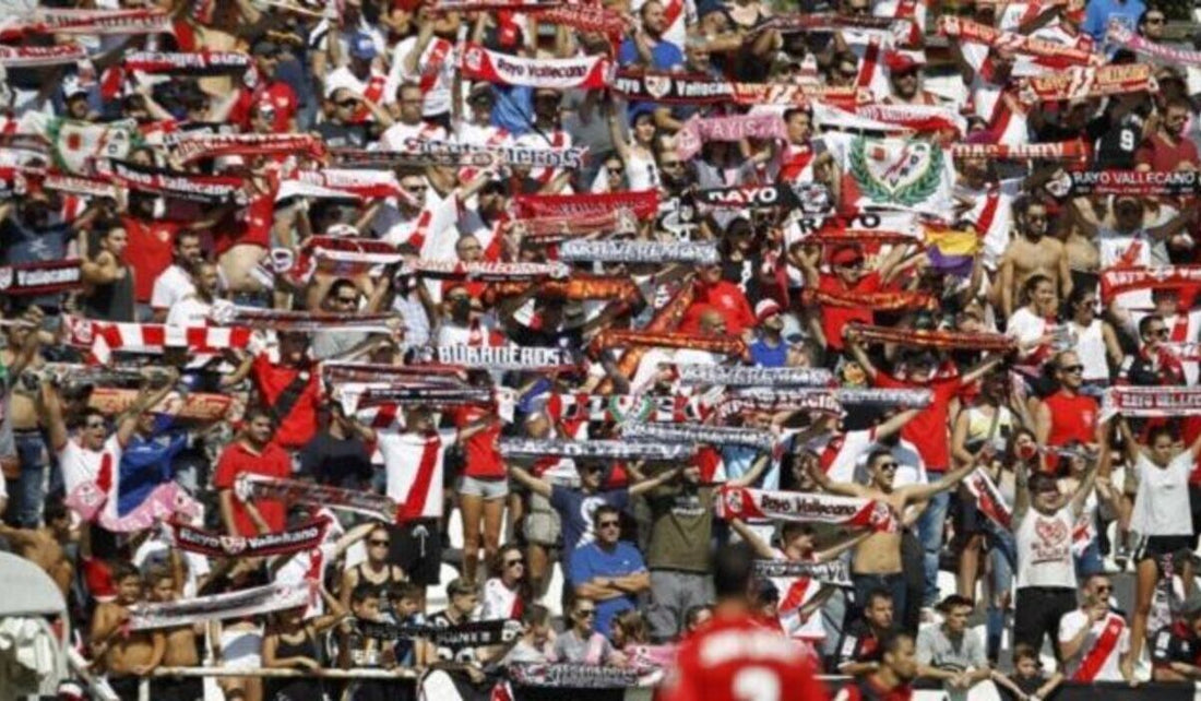 Las peñas del Rayo Vallecano exigen congelar los abonos ante la situación actual-image