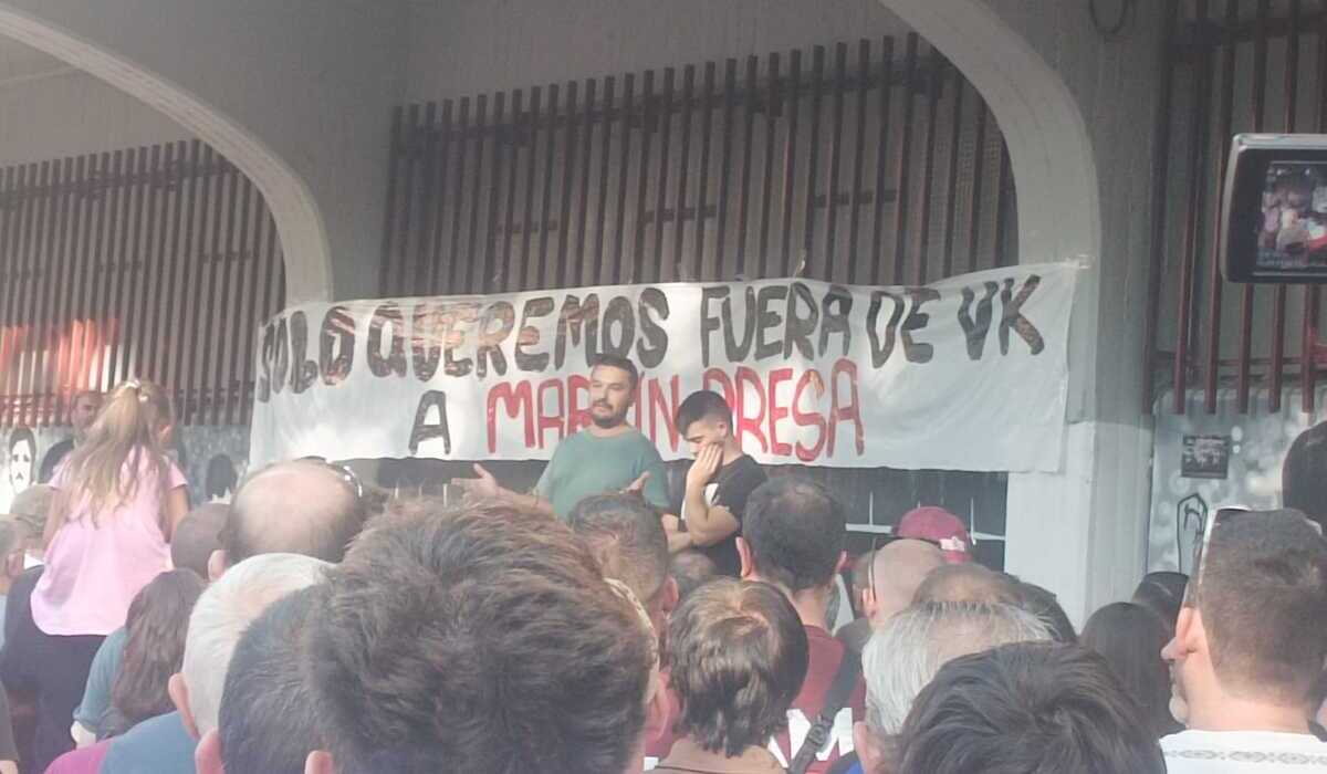 La masa social del Rayo estalla contra Presa tras el exilio forzado a Burgos-image
