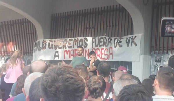 La masa social del Rayo estalla contra Presa tras el exilio forzado a Burgos-image