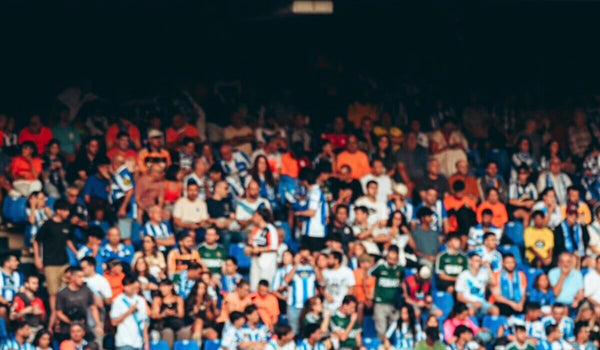 Buen punto deportivo y tensión social en el regreso a Primera División en Riazor-image