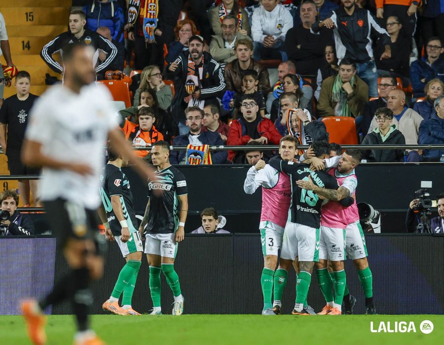 Previa | Valencia - Betis: Mestalla busca la primera victoria de la temporada-image