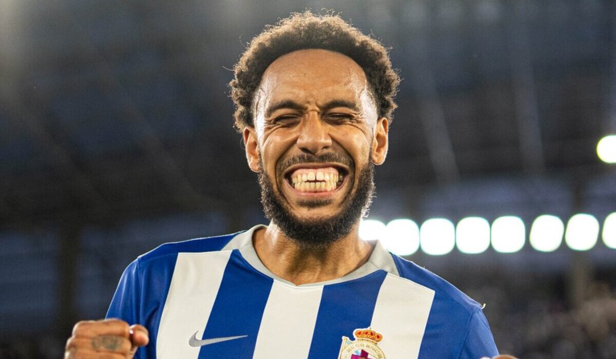 Aubameyang corona la fiesta de Riazor a pesar de la expulsión de Altimira-image