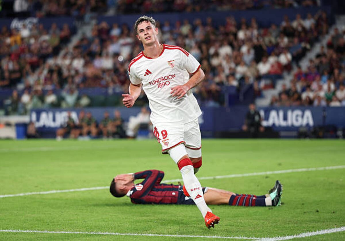Robbie Ure, estrena su cuenta goleadora con el Sevilla FC-image