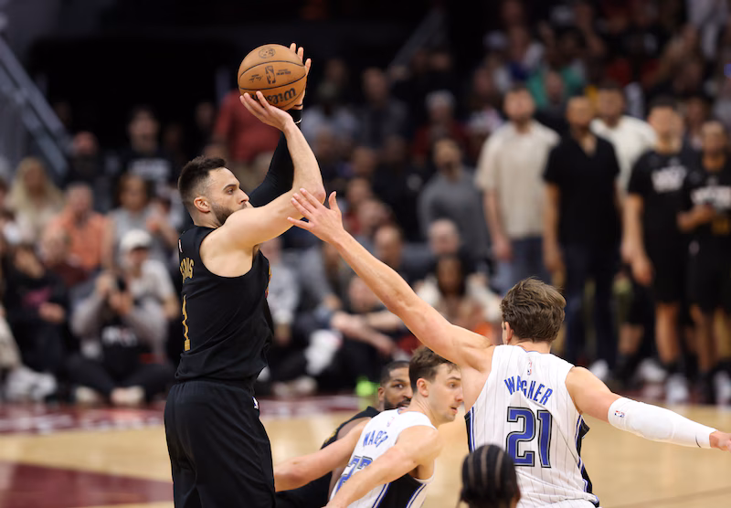 Max Strus anota un triple frente a Mo Wagner (Joshua Gunter)